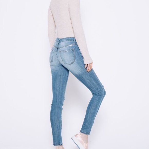 5⭐️LIGHT WASH DISTRESSED ANKLE SKINNY- JEANS - Picture 4 of 5